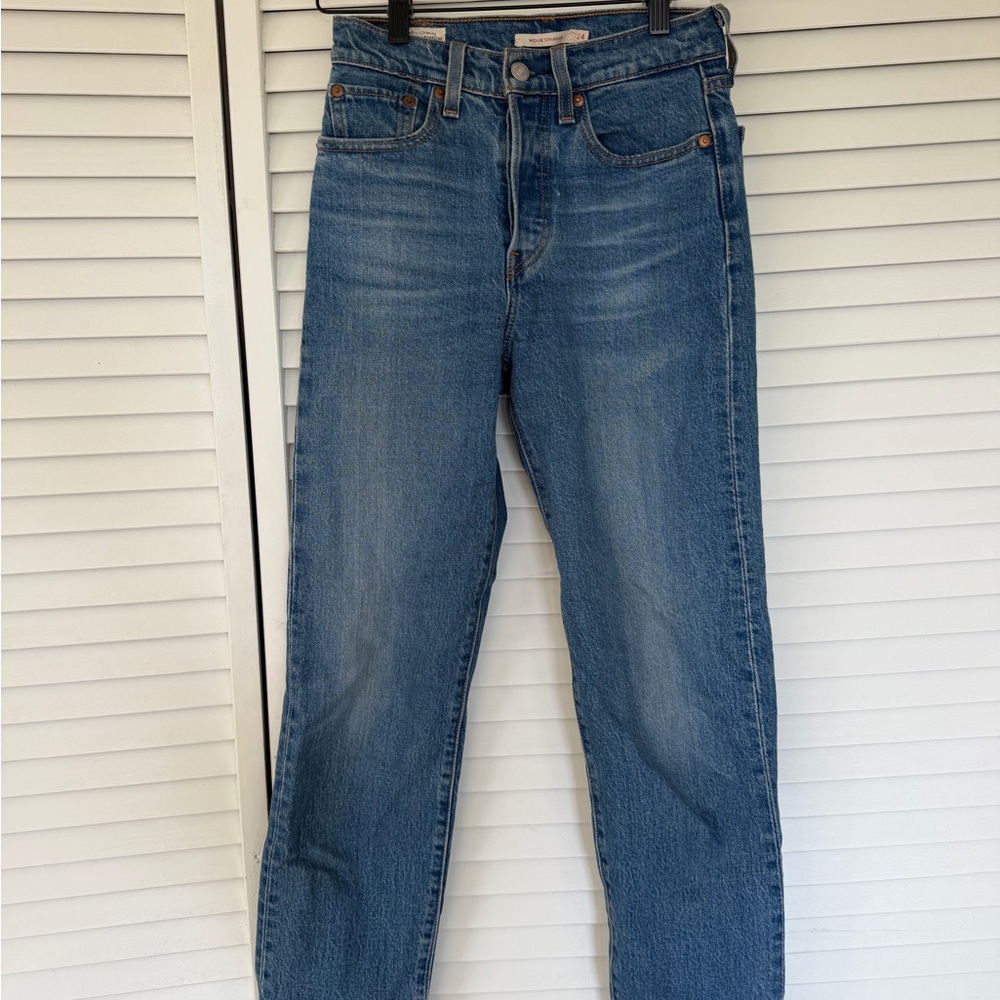 Levi’s wedgie straight 501s in size 24